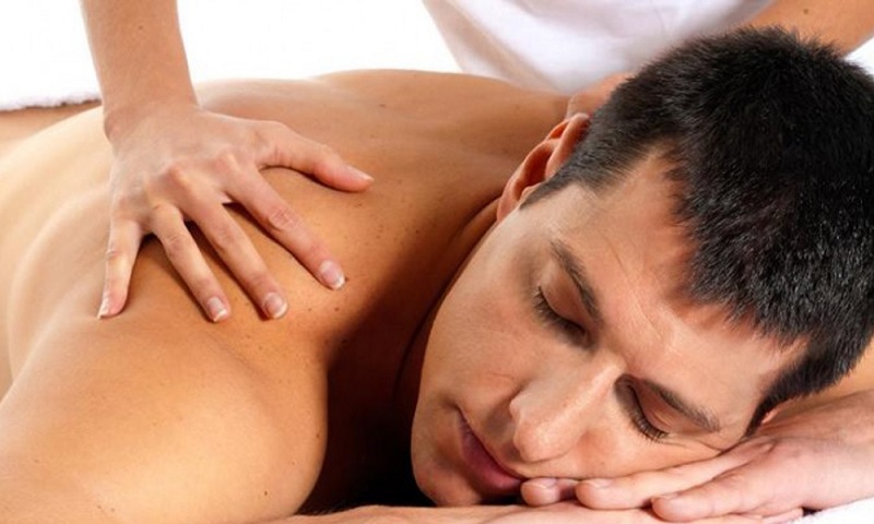 Женщина делает мужчине массаж простаты при аденоме простаты